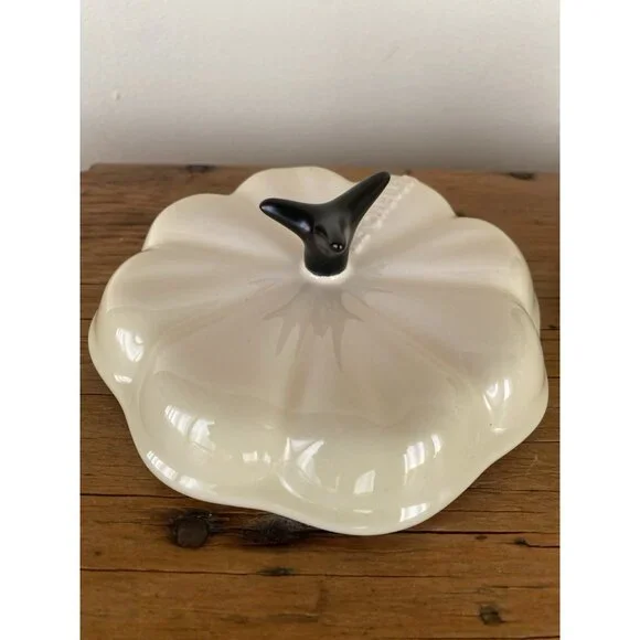 Le Creuset Mini Pumpkin Cocotte Casserole - 10 oz - Meringue - Picture 4 of 6